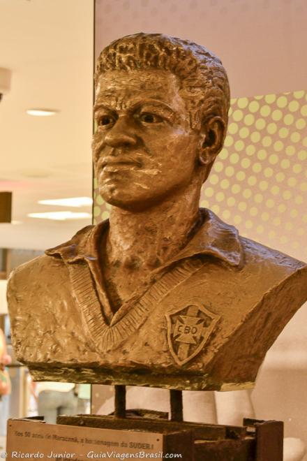 Imagem de uma escultura de um jogador no Museu do Maracanã.